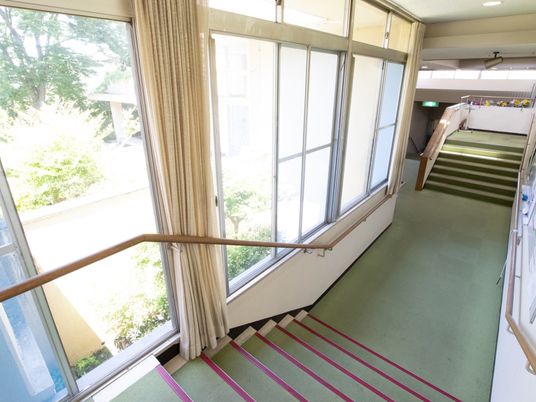 明るい光あふれる廊下