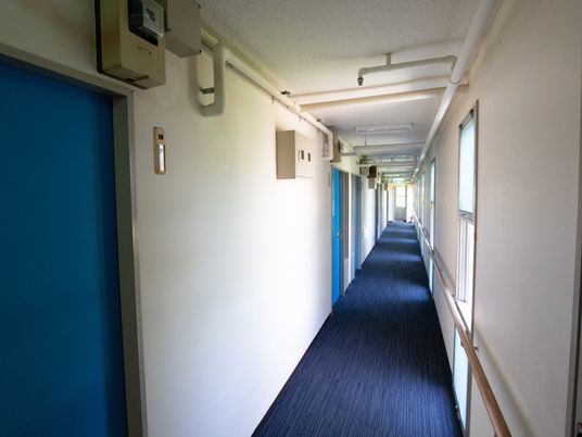 清潔な施設の廊下