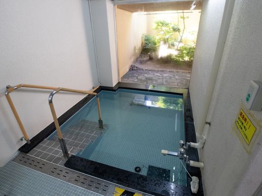手すり付き浴室と中庭