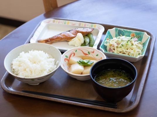 和食の配膳風景