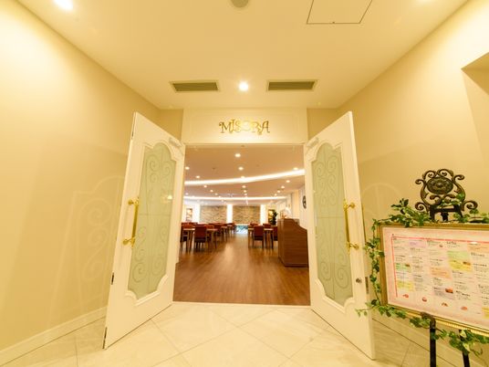 広々とした食堂の入口