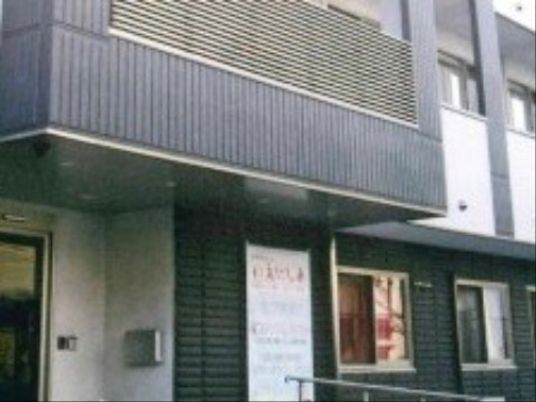 清潔な外観の建物入口