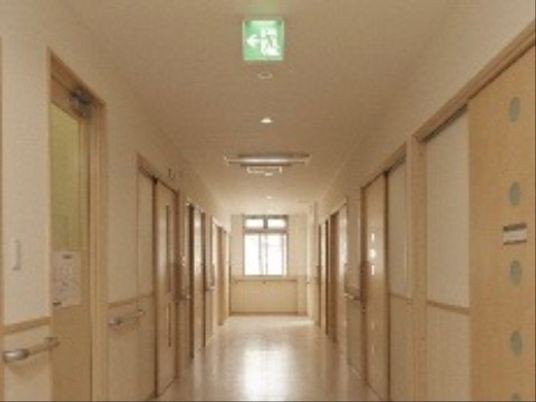 明るい廊下の風景