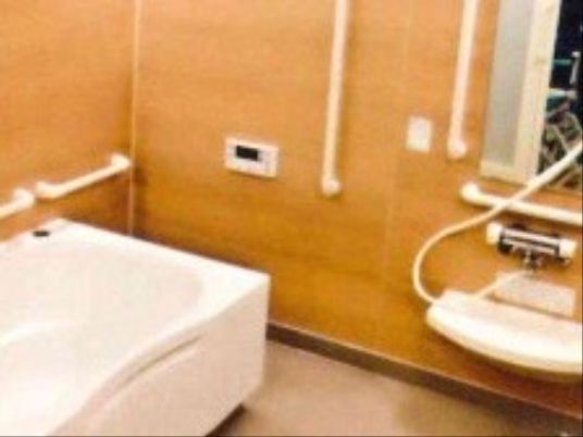 手すり付きの浴室