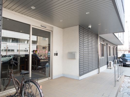 入口の明るいエントランス