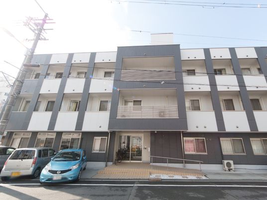 施設の外観と入口