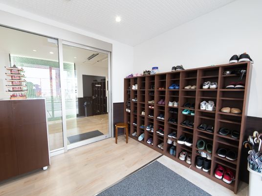 靴箱とベンチのある玄関