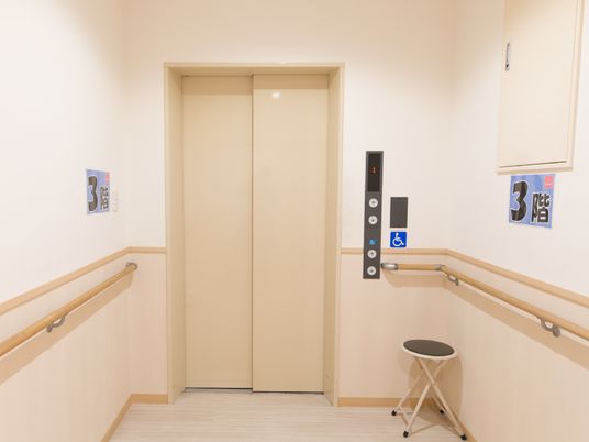 バリアフリー設計のエレベーター前