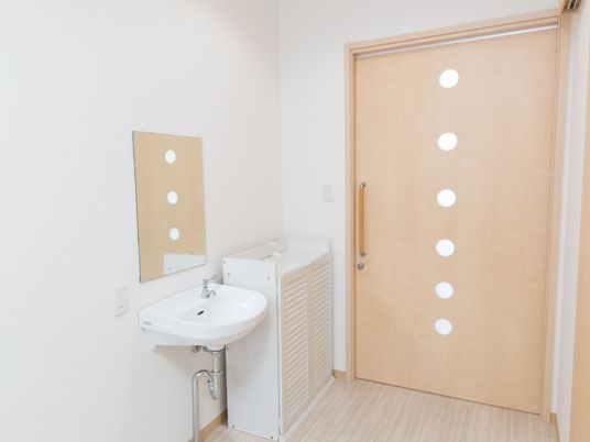 洗面台と木製ドアの部屋