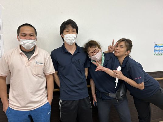 スタッフの笑顔あふれる集合