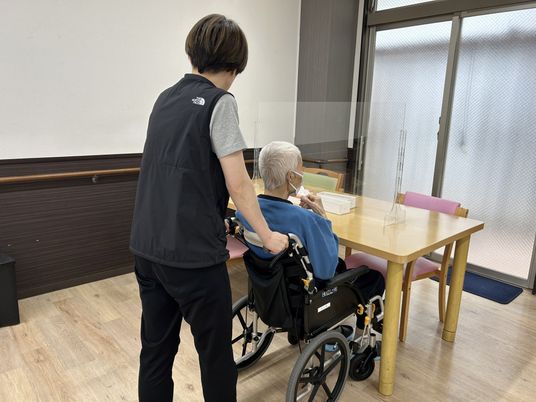 ケアスタッフと利用者のダイニング