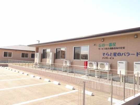 広々とした駐車場のある建物