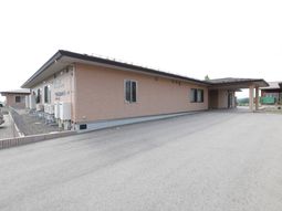 施設の外観と駐車場