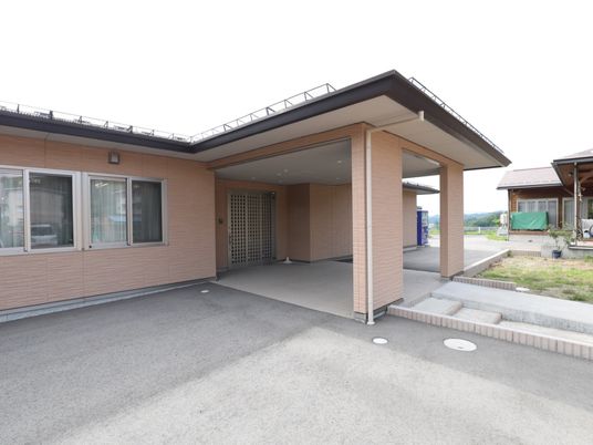 明るい施設のエントランス