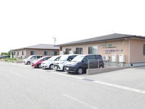 明るい外観の建物