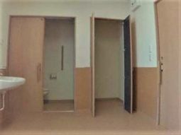手洗い場と部屋のドア