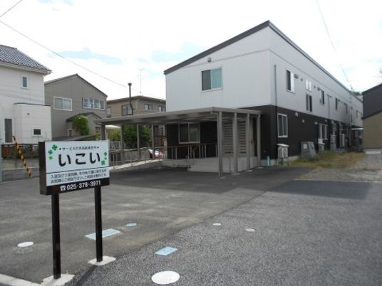 広々とした職場の外観