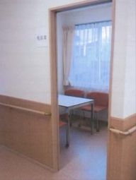 明るい居室の入口