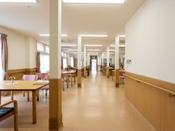 広々明るいダイニングスペース