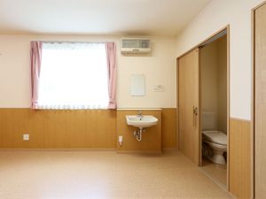 洋室の居室とトイレ