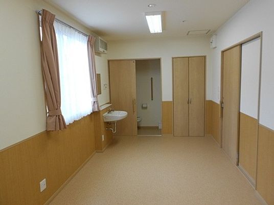 明るい廊下と洗面台の廊下  