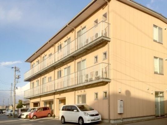 明るい外観の建物