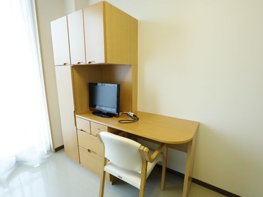 居室のデスクとテレビ