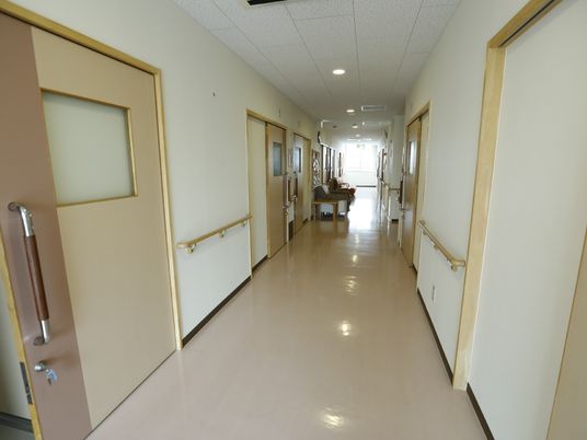 廊下の広々とした様子