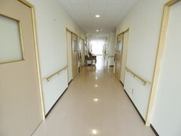 清潔感ある施設の廊下