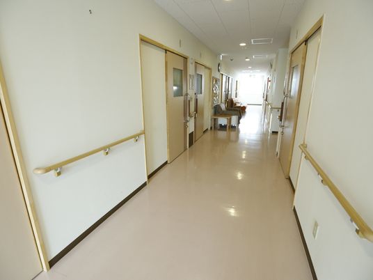明るく清潔な廊下