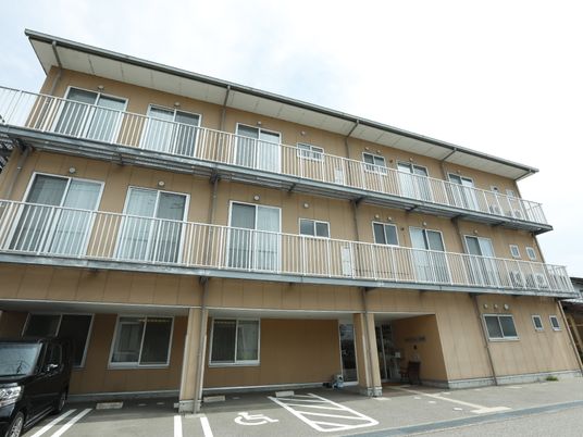 多階建ての建物の外観