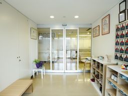 入口付近の明るい空間