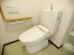 手すり付きの清潔なトイレ