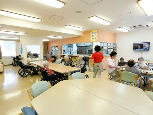 明るい食堂の様子