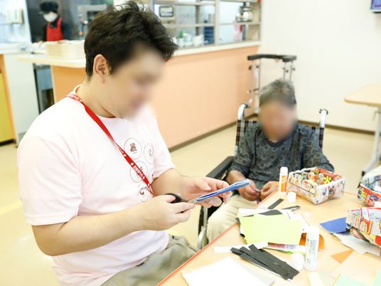 スタッフと利用者の様子