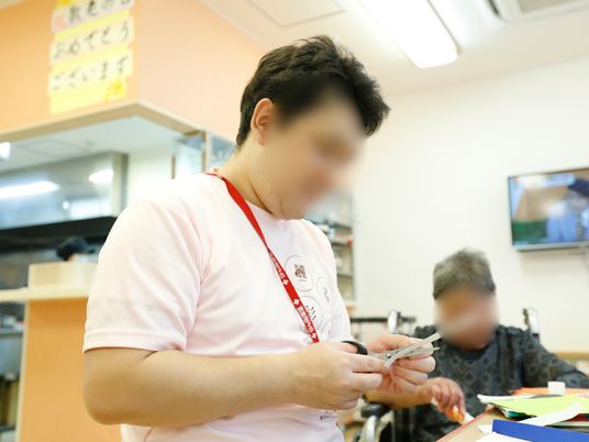 スタッフと利用者の手作業