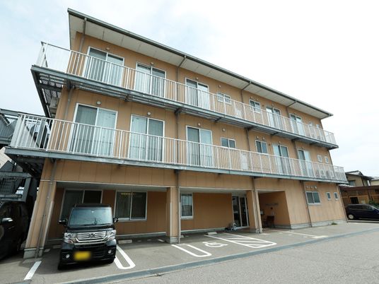 明るい外観の建物