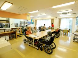 明るい共用ダイニング
