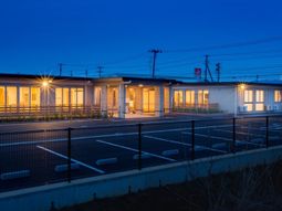夕闇に浮かぶ建物の外観