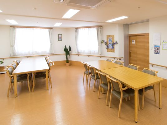 広々とした会議室風の部屋