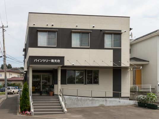 モダンな外観の建物