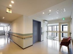 明るい廊下とエレベーター