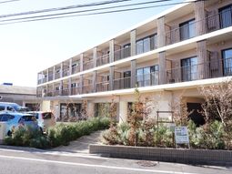 明るい外観の建物