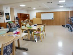 多目的室の明るい空間