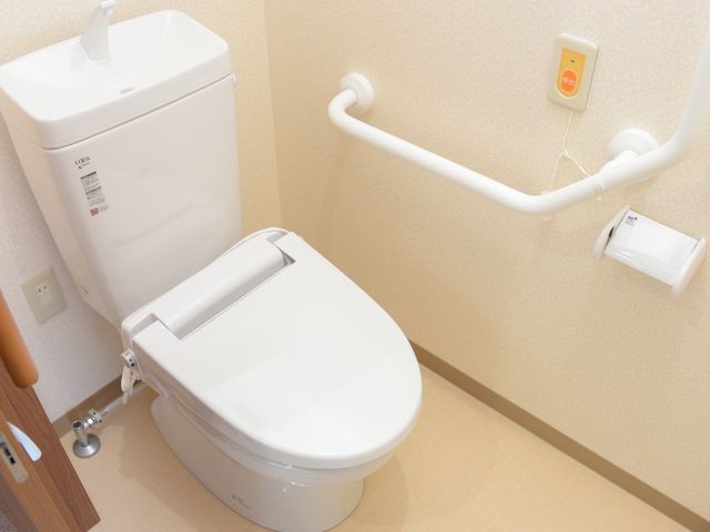 バリアフリートイレ設備 トイレ 安全に配慮された手すり付きの清潔なトイレです。非常時にも安心のコールボタンが備えられております。