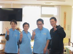 スタッフが笑顔でVサイン