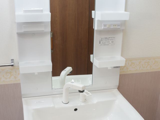 バリアフリー洗面台 洗面台 使いやすさに配慮した洗面台は、日々の清掃もしやすい設計です。手すりや広々としたミラーも完備しており、安全かつ快適にご利用いただけます。