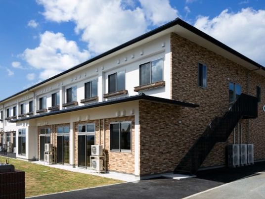 明るい外観の建物  