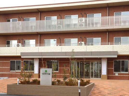 明るい建物のエントランス