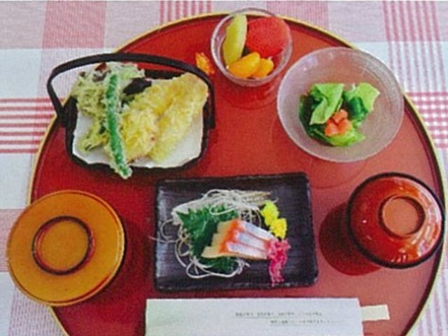 彩り豊かな和食膳 食事 栄養バランスを考えた和食メニューが並ぶ食膳です。見た目にも鮮やかな料理で、利用者様の食事時間を彩ります。